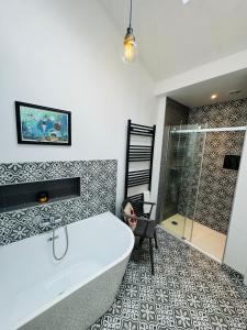 Vannituba majutusasutuses Totterdown's Modern & Vintage inspired Home