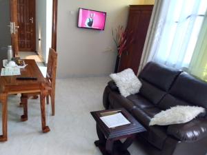 uma sala de estar com um sofá e uma mesa em Kampango Classic Hotel em Mugumu