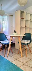 una sala da pranzo con tavolo e 2 sedie di Apartment Zlatko a Šibenik