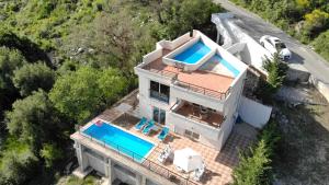 una vista aérea de una casa con piscina en Villa Tre Tri en Herceg-Novi