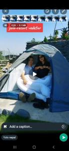 Zwei Leute sitzen in einem Zelt. in der Unterkunft YOLO RESORT in Dharān Bāzār