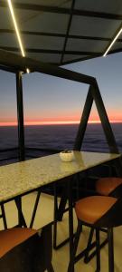 un tavolo e sedie su un balcone con vista sull'oceano di YOLO RESORT a Dharān Bāzār