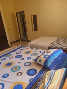1 dormitorio con 2 camas con sábanas azules y blancas en Picho two bedroom apartment en Malindi