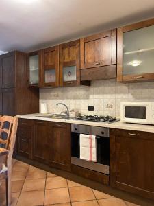 a kitchen with a stove and a microwave at MAJELLA Pacentro in Pacentro