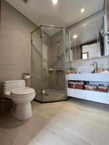 une salle de bains avec douche, toilettes et lavabo dans l'établissement 2 Bedrooms in luxury @Vinhomes Green Bay Ha Noi., à Hanoï