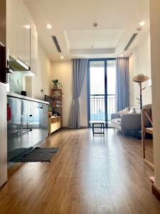 One bedroom in Vinhomes GreenBay Hanoi tesisinde mutfak veya mini mutfak