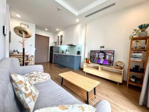 One bedroom in Vinhomes GreenBay Hanoi tesisinde bir oturma alanı