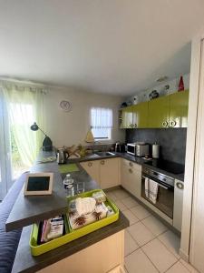 d'une cuisine avec un comptoir et un plan de travail. dans l'établissement L'authentique - Cosy & Calme, à La Pironnière