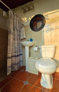 ein Bad mit einem WC und einem Waschbecken in der Unterkunft Casa Jardin De Julia in San Juan Obispo
