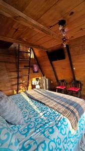 Cama grande en habitación con techo de madera en Casa Jardin De Julia en San Juan del Obispo