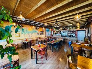 Restoran või mõni muu söögikoht majutusasutuses Totterdown's Modern & Vintage inspired Home