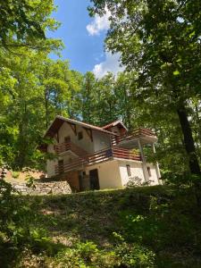 ein Haus mitten im Wald in der Unterkunft Planinska kuća Bukulja in Aranđelovac