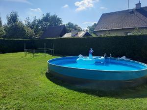 茲拉帖霍里的住宿－Apartmán Rézi，一个带喷泉的庭院里的一个蓝色小泳池