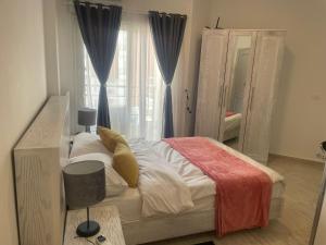 Postel nebo postele na pokoji v ubytování Fabulous studio 8 mins drive to El Gouna gates
