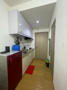 eine Küche mit weißen Schränken und einem roten Teppich in der Unterkunft Grace Residences Pool View Free Wi-Fi near BGC and McKinley 2050 in Manila