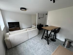 sala de estar con sofá y mesa en Stilvolles City-Studio en Neuss