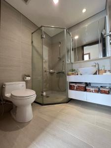 Ett badrum på One bedroom in Vinhomes GreenBay Hanoi