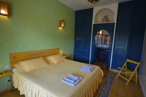 ein Schlafzimmer mit einem Bett mit zwei Handtüchern darauf in der Unterkunft Les appartements de la Villa Beida in Oualidia