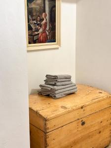 uma pilha de toalhas sentadas em cima de uma arca de madeira em Apartmán JP em Loštice