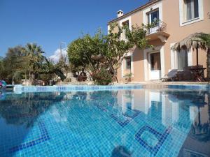 una piscina frente a una casa en Villa Petra with heated pool, en Kalochorafitis