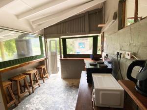 Una cocina o cocineta en The Riverdeck Accommodation and Backpackers
