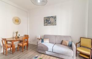 博索萊伊的住宿－Nice Apartment Beausoleil Near Monaco，客厅配有沙发和桌子