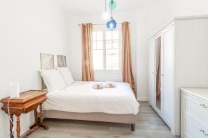 Un pat sau paturi într-o cameră la Nice Apartment Beausoleil Near Monaco
