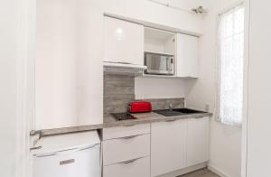 O bucătărie sau chicinetă la Nice Apartment Beausoleil Near Monaco +5 fotografii