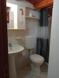 łazienka z toaletą i umywalką w obiekcie Casa Anna w mieście Castellammare del Golfo