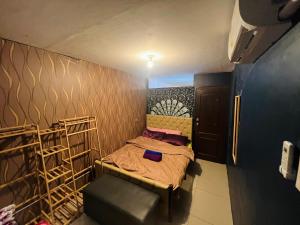 niewielka sypialnia z łóżkiem i ścianą w obiekcie Mamby Gray's Place Balcony, Karaoke ,Wifi,Netflix &Kitchen w mieście Imus
