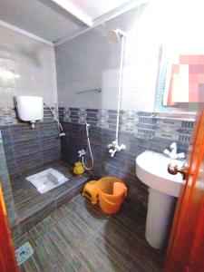 Karachi Motel Guest House في كراتشي: حمام مع حوض ومرحاض