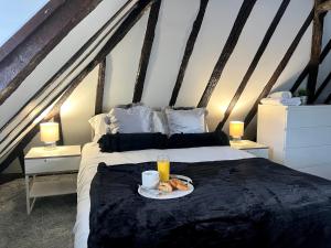 Llit o llits en una habitació de Duchess House 2- Spacious & Elegant 3BR 1F