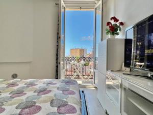 Schlafzimmer mit einem Fenster mit Stadtblick in der Unterkunft One Bedroom Appartment Nice View Near Monaco in Beausoleil