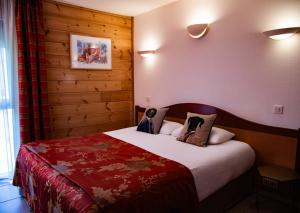 Celles-sur-PlaineにあるLogis Hotel des Lacsのベッドルーム1室(大型ベッド1台付)