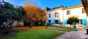 a house with a tree in the yard at Maison Notre Dame des Apôtres in Capbreton