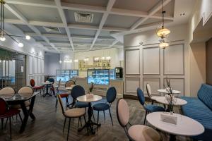 貝爾迪比的住宿－Sunland Resort Beldibi，一间带桌椅和柜台的餐厅