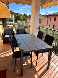 d'une table et de chaises en bois sur un balcon avec une table et des chaises. dans l'établissement Casa vacanza Simona, à Salionze