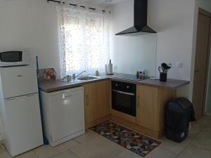 Kuchyň nebo kuchyňský kout v ubytování Jolie maison rénovée avec espace vert