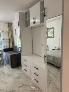 Domina Coral Bey Harem في شرم الشيخ: غرفة نوم مع خزانة بيضاء كبيرة مع مرآة