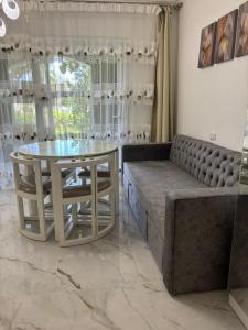 Domina Coral Bey Harem في شرم الشيخ: غرفة طعام مع طاولة وأريكة