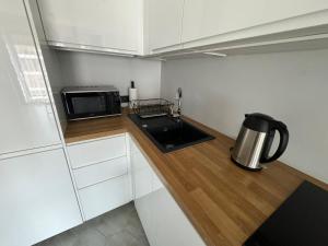 Kuchyňa alebo kuchynka v ubytovaní APARTAMENT DĄBSKA 24 TAURON ARENA