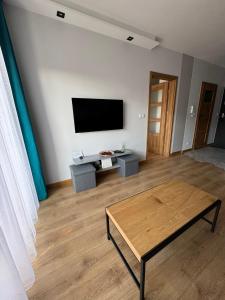 Televízia a/alebo spoločenská miestnosť v ubytovaní APARTAMENT DĄBSKA 24 TAURON ARENA