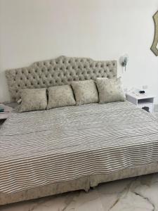 duże łóżko z dużym zagłówkiem w sypialni w obiekcie Domina Coral Bey Harem w Szarm el-Szejk