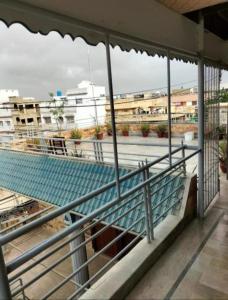 een balkon met uitzicht op een zwembad bij Karachi Motel Guest House in Karachi