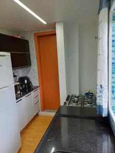 Minicasa Show, 27m², com churrasqueira e varanda!的厨房或小厨房