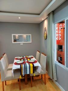 ItapevyMinicasa Show, 27m², com churrasqueira e varanda!的有桌子和椅子的餐厅