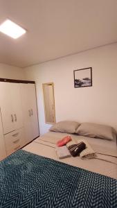 ItapevyMinicasa Show, 27m², com churrasqueira e varanda!的一间卧室配有两张床,床上备有一个袋子 更多24张照片