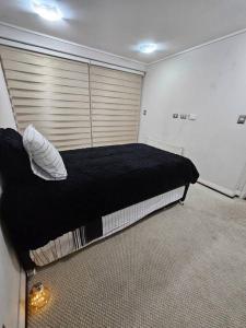 1 dormitorio con 1 cama grande en una habitación en Estancia Perfecta en Los Andes, en Los Andes