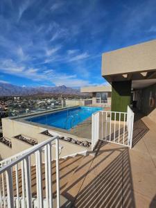 - une vue sur la piscine depuis le balcon d'une maison dans l'établissement Estancia Perfecta en Los Andes, à Los Andes