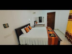 Giường trong phòng chung tại Hotel Tree Garden Wilpaththu Nochchiyagma Anuradhapura